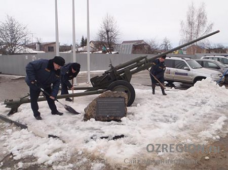 Инспекторы Госадмтехнадзора очистили от снега «подшефную» пушку