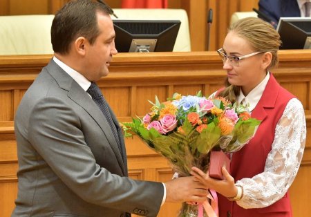 Линара Самединова получила удостоверение депутата Мособлдумы